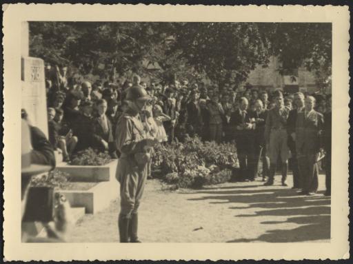La Roche-sur-Yon, place Albert 1er, devant le monument aux morts : pendant le discours du lieutenant commandant Maurice Baffert (commandant FFI) célébrant la libération officielle de la ville devant les officiels et des habitants.